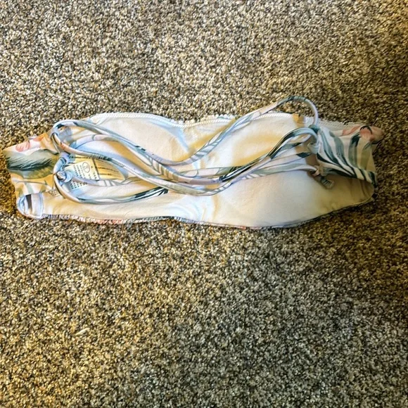 Staples hollister swim suit top - Picture 3 of 3